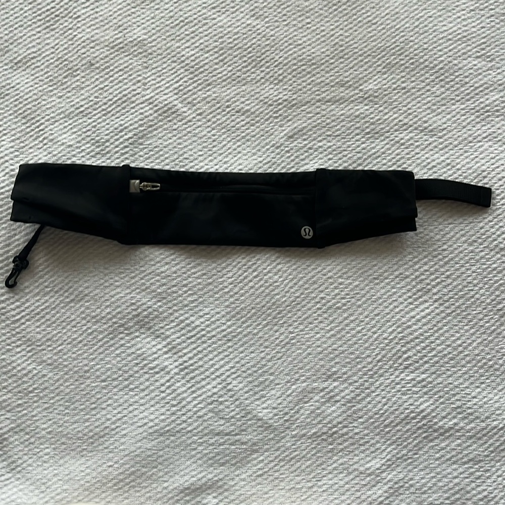 LULULEMON-Fast and Free Running Belt Bag Adjustable Black Light Camo EUC